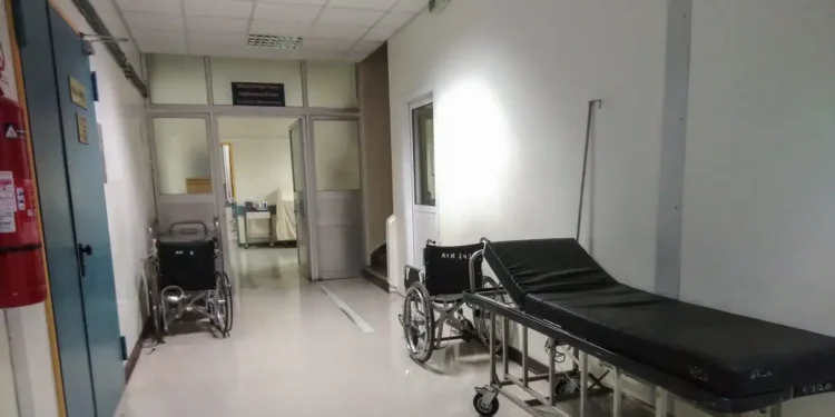 Ρόδος: Πατέρας και γιος χτύπησαν με λοστό 27χρονο στο κεφάλι – Στο νοσοκομείο με 30 ράμματα το θύμα