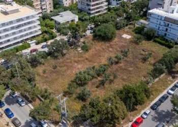 Σε ποια κτηματολογικά γραφεία έγιναν συλλήψεις – Πώς δρούσε το κύκλωμα, τα μέλη, η «αρχηγός» και οι ταρίφες