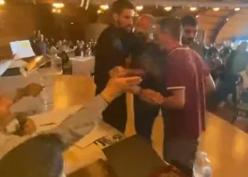 Χαμός στο Εργατικό Κέντρο Κοζάνης: Πιάστηκαν στα χέρια κατά τη διάρκεια του συνεδρίου.