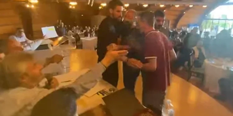 Χαμός στο Εργατικό Κέντρο Κοζάνης: Πιάστηκαν στα χέρια κατά τη διάρκεια του συνεδρίου.