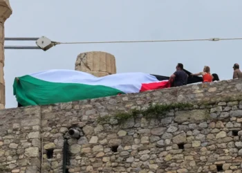 Ελεύθερα τα μέλη της Νέας Αριστεράς που ύψωσαν τη σημαία της Παλαιστίνης στην Ακρόπολη