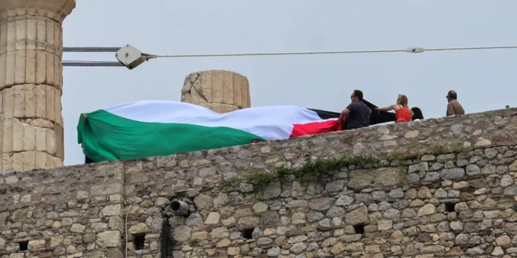 Ελεύθερα τα μέλη της Νέας Αριστεράς που ύψωσαν τη σημαία της Παλαιστίνης στην Ακρόπολη