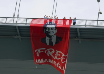 Κωνσταντινούπολη: Πανό «Ελευθερώστε τον Ιμάμογλου» αναρτήθηκε στη Γέφυρα του Βοσπόρου