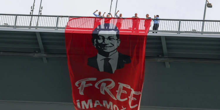 Κωνσταντινούπολη: Πανό «Ελευθερώστε τον Ιμάμογλου» αναρτήθηκε στη Γέφυρα του Βοσπόρου