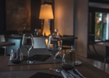 ΑΑΔΕ: Λουκέτο σε εστιατόριο με αστέρι Michelin στο κέντρο της Αθήνας – Δεν εξέδωσε αποδείξεις 7.200 ευρώ