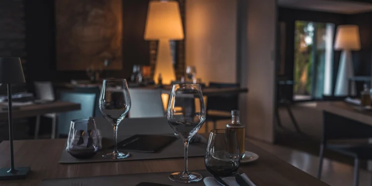 ΑΑΔΕ: Λουκέτο σε εστιατόριο με αστέρι Michelin στο κέντρο της Αθήνας – Δεν εξέδωσε αποδείξεις 7.200 ευρώ