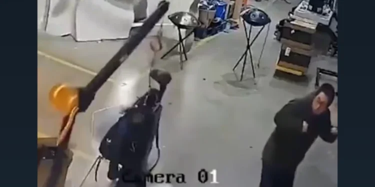 Ανατριχιαστικό βίντεο από εργοστάσιο στην Κίνα: Ανθρωποειδές επιτίθεται στους χειριστές του – «Η εξέγερση των ρομπότ ξεκίνησε»