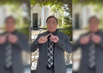 Ο «Κωνσταντίνος Κατακουζινός» επέστρεψε «στο σπίτι των προγόνων του»: Το νοσταλγικό βίντεο του Χάρη Ρώμα στο νεοκλασικό του Αμαρουσίου