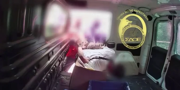 Στέλεχος του ΣΔΟΕ έκανε τον κούριερ και συνέλαβε 38χρονο που παραλάμβανε ναρκωτικά – Καταγράφηκε όλο σε βίντεο