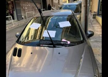 Νέα μόδα στους δρόμους της Ελλάδας -Τι συμβαίνει με τα σημειώματα που αφήνουν στα αυτοκίνητα