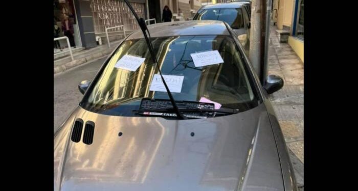 Νέα μόδα στους δρόμους της Ελλάδας -Τι συμβαίνει με τα σημειώματα που αφήνουν στα αυτοκίνητα