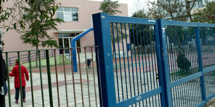 Ηράκλειο: Πέταξαν δυναμιτάκι σε σχολείο – Τραυματίστηκαν τρεις μαθήτριες