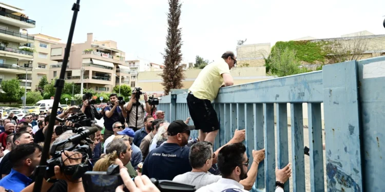 Στα κάγκελα του Μεταφορών οι ταξιτζήδες – «Τους είπαμε να έρθουν χωρίς τον Λυμπερόπουλο και δεν το δέχθηκαν» λένε από το υπουργείο