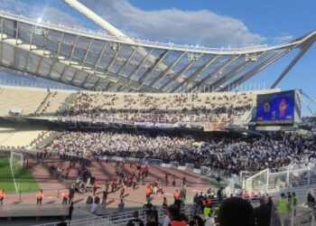 «Η μεγαλύτερη μετακίνηση τσικουδιάς στην Ελλάδα»: Το πανό που έκλεψε την παράσταση στο ΟΑΚΑ