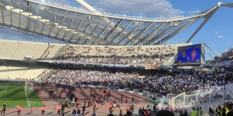 «Η μεγαλύτερη μετακίνηση τσικουδιάς στην Ελλάδα»: Το πανό που έκλεψε την παράσταση στο ΟΑΚΑ