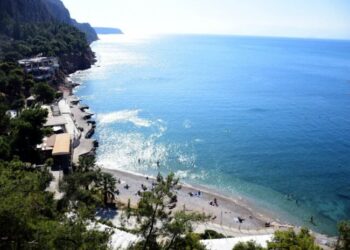 “Κόβουν” μέρες από το ταξίδι τους στην Ελλάδα οι ξένοι τουρίστες.