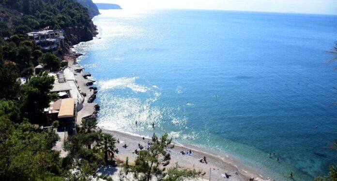 “Κόβουν” μέρες από το ταξίδι τους στην Ελλάδα οι ξένοι τουρίστες.