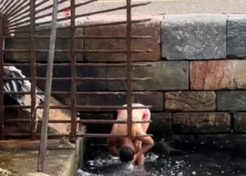 Θεσσαλονίκη: Νεαρή βούτηξε στο Θερμαϊκό με το μαγιό της για να… λουστεί