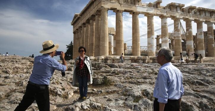 Η τουριστική περίοδος φέρνει φόβους έξαρσης παραβάσεων