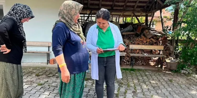 Η Τουρκία στη μάχη κατά της παχυσαρκίας: Ζυγίζουν πολίτες στη μέση του δρόμου, απίστευτες εικόνες