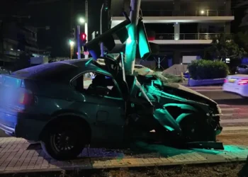 Σοβαρό τροχαίο στην Ποσειδώνος στο ύψος του Αλίμου: Αυτοκίνητο καρφώθηκε σε φανάρι – Τέσσερις τραυματίες