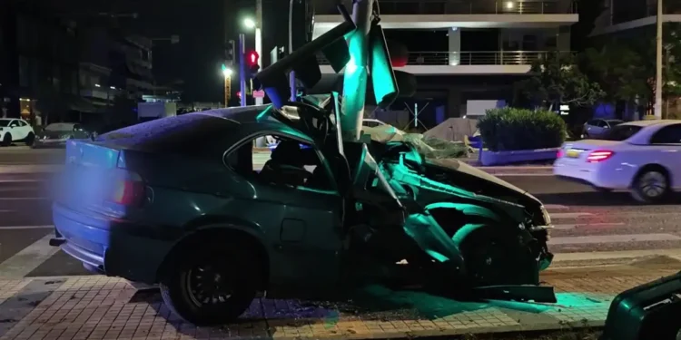 Σοβαρό τροχαίο στην Ποσειδώνος στο ύψος του Αλίμου: Αυτοκίνητο καρφώθηκε σε φανάρι – Τέσσερις τραυματίες