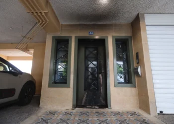 Έκρηξη από γκαζάκια έξω από το σπίτι του Μάξιμου Χαρακόπουλου στα Πετράλωνα – «Ξυπνήσαμε με καπνούς, νομίζαμε ότι καιγόμαστε»