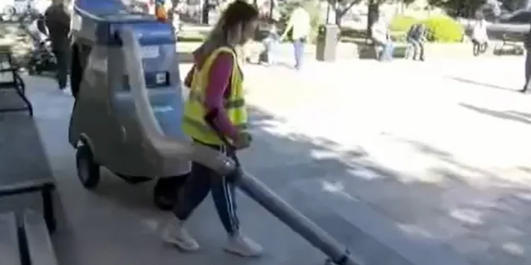 Σέρρες: Οι υπάλληλοι καθαριότητας δεν χρησιμοποιούν τα ηλεκτρικά χειραμαξίδια, γιατί φοβούνται ότι έχουν GPS και θα τους εντοπίζουν!