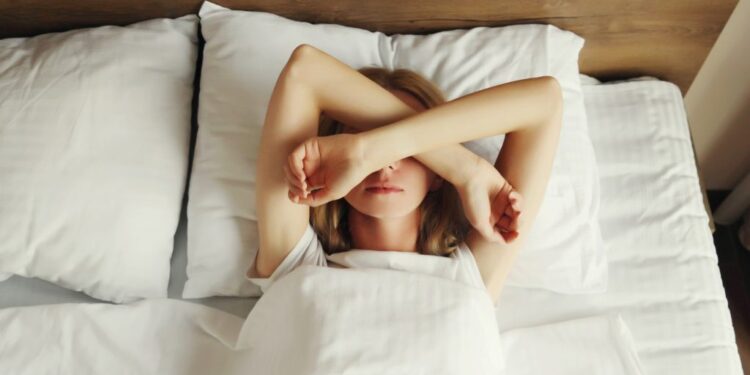 Ύπνος: Η απροσδόκητη τεχνική για να κοιμηθείτε πιο εύκολα, σύμφωνα με ειδικό – «Θεωρείται ότι προσφέρει ανακούφιση από το σύνδρομο των ανήσυχων ποδιών»