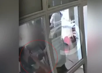 Επεισόδια στην Πολυτεχνειούπολη: Η στιγμή της επίθεσης στην υπεύθυνη του κυλικείου – «Με χαστούκισαν γιατί πήγα να βγάλω την αφίσα που κόλλησαν»