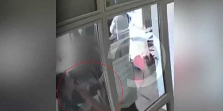 Επεισόδια στην Πολυτεχνειούπολη: Η στιγμή της επίθεσης στην υπεύθυνη του κυλικείου – «Με χαστούκισαν γιατί πήγα να βγάλω την αφίσα που κόλλησαν»