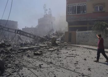 Ποιος μπορεί να σταματήσει τον πόλεμο στο Ιράν; Η ΕΕ διεκδικεί ρόλο «ειρηνοποιού» στη Γενεύη