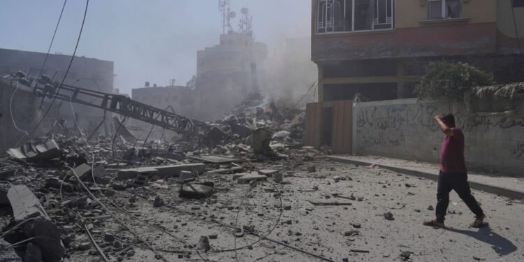 Ποιος μπορεί να σταματήσει τον πόλεμο στο Ιράν; Η ΕΕ διεκδικεί ρόλο «ειρηνοποιού» στη Γενεύη