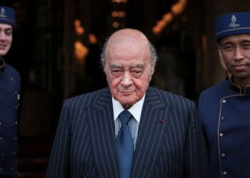 Νέες αποκαλύψεις για τον Αλ Φαγιέντ: «Κατασκόπευε πελάτισσες στα δοκιμαστήρια του Harrods»