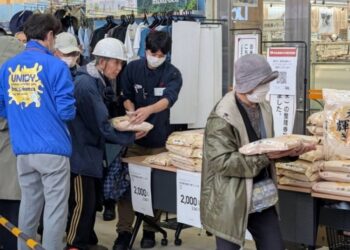 Σοκ στην Ιαπωνία, στέκονται στην ουρά για λίγο φθηνό ρύζι