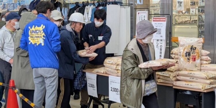 Σοκ στην Ιαπωνία, στέκονται στην ουρά για λίγο φθηνό ρύζι