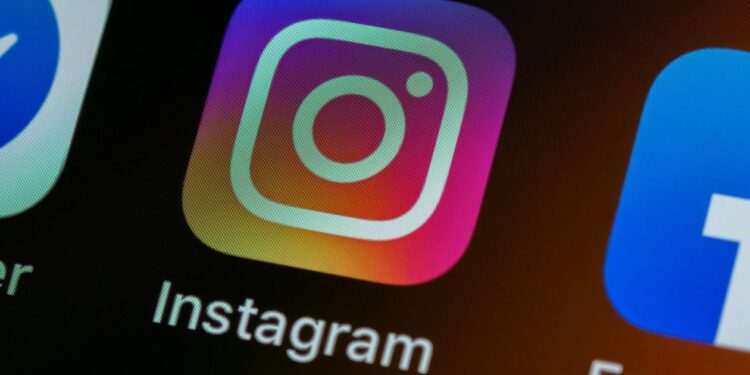 Έρχεται χρέωση 13 ευρώ το μήνα σε Instagram και Facebook