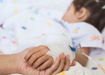 Αστυνομικοί μετέφεραν 2χρονο κοριτσάκι στο Νοσοκομείο Λάρισας