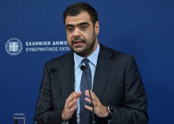 Μαρινάκης για αντιπολίτευση: «Ξέχασαν να μιλήσουν με τα χαμένα βαγόνια των Τεμπών;»