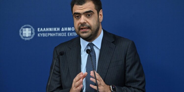 Μαρινάκης για αντιπολίτευση: «Ξέχασαν να μιλήσουν με τα χαμένα βαγόνια των Τεμπών;»