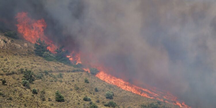 Χίος: Ολοκαύτωμα στο νησί – Συνεχίζεται για τρίτη ημέρα η δραματική μάχη με τις φλόγες