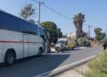 Τροχαίο ατύχημα στην Αρτέμιδα: Σχολικό πούλμαν συγκρούστηκε με αυτοκίνητο