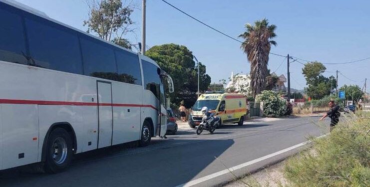 Τροχαίο ατύχημα στην Αρτέμιδα: Σχολικό πούλμαν συγκρούστηκε με αυτοκίνητο