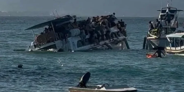 Μπαλί: Η δραματική στιγμή της βύθισης σκάφους με δεκάδες τουρίστες κοντά σε ακτή