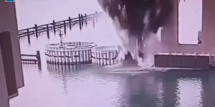 Ουκρανία: Νέο εντυπωσιακό πλήγμα στην Ρωσία με εκρηκτικά στην Γέφυρα της Κριμαίας – Η στιγμή της επίθεσης