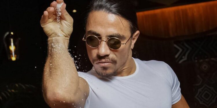 Τον έβγαλαν με σπρωξιές: Ο Salt Bae «έφαγε» επική πόρτα στον τελικό του Τσάμπιονς Λιγκ