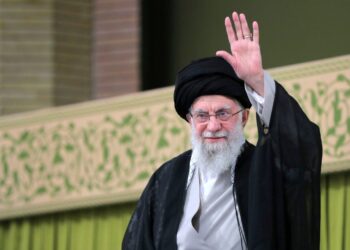 Ο Χαμενεΐ κρύβεται σε υπόγειο καταφύγιο στα βόρεια της Τεχεράνης, μεταδίδει το Iran International