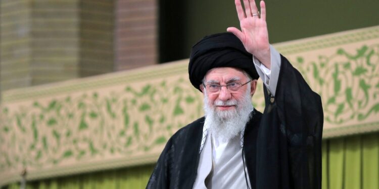 Ο Χαμενεΐ κρύβεται σε υπόγειο καταφύγιο στα βόρεια της Τεχεράνης, μεταδίδει το Iran International