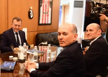 Στο υπουργείο οι Αγγελόπουλοι για τη συνάντηση με τον Βρούτση – «Ήρθαμε λόγω σεβασμού, δεν είμαστε ίδιοι με τον Γιαννακόπουλο»