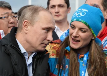 Γελένα Ισινμπάγιεβα: Μπλοκαρίστηκαν οι τραπεζικοί της λογαριασμοί, κινδυνεύει με απαγόρευση εξόδου από τη χώρα αν επιστρέψει στη Ρωσία